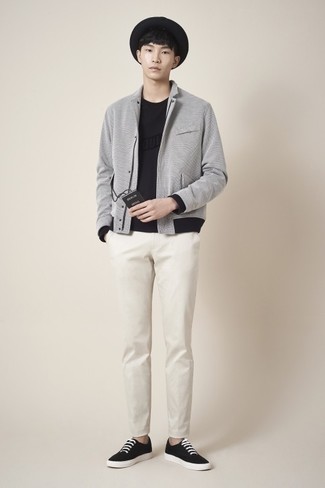 Какие бомберы носить с бежевыми брюками чинос