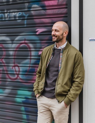 Какие бомберы носить с бежевыми брюками чинос