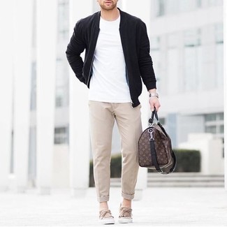 Какие бомберы носить с бежевыми брюками чинос