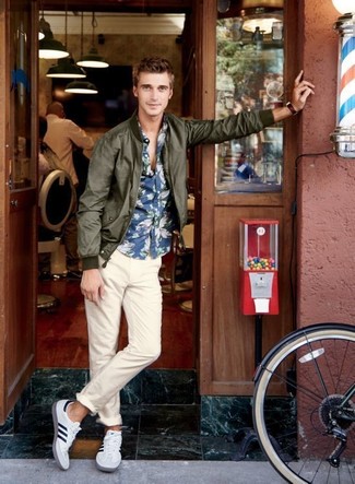 Какие бомберы носить с бежевыми брюками чинос