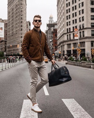 Какие бомберы носить с бежевыми брюками чинос