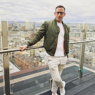 Какие бомберы носить с бежевыми брюками чинос