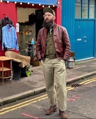 Какие бомберы носить с бежевыми брюками чинос