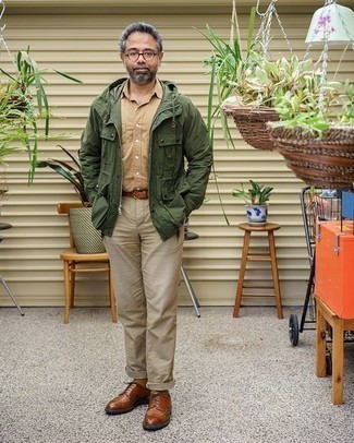 Как носить бежевые брюки чинос с коричневыми кожаными брогами