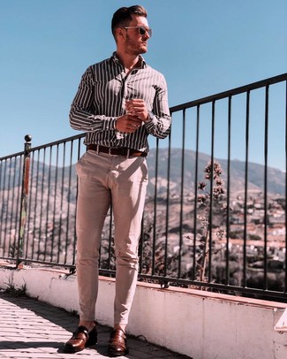Как носить бежевые брюки чинос с коричневыми кожаными монками