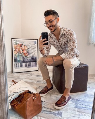 Как носить бежевые брюки чинос с коричневыми кожаными монками