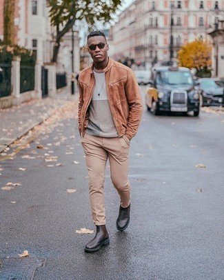 Как носить бежевые брюки чинос с коричневым замшевым бомбером