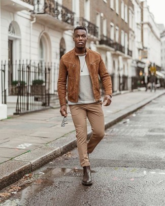 Как носить бежевые брюки чинос с коричневым замшевым бомбером