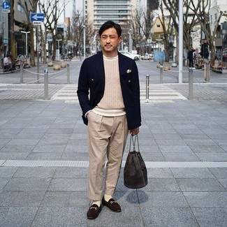 Какие вязаные свитера носить с бежевыми брюками чинос