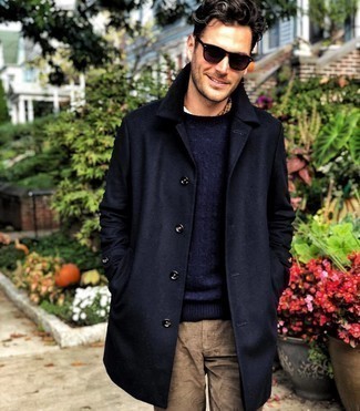 Какие вязаные свитера носить с бежевыми брюками чинос