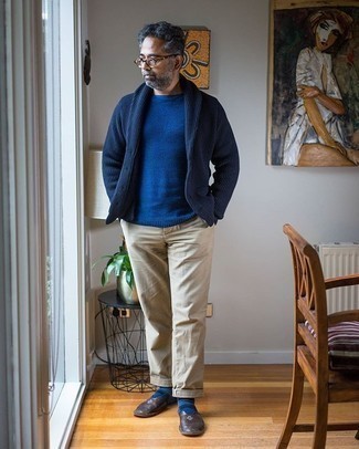 Какие кардиганы носить с бежевыми брюками чинос