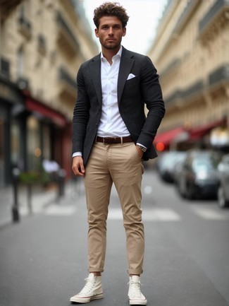 Как носить бежевые брюки чинос с темно-серым пиджаком