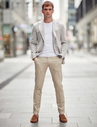 Как носить бежевые брюки чинос с темно-серым пиджаком