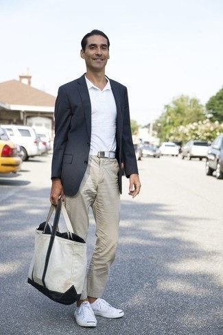 Как носить бежевые брюки чинос с темно-серым пиджаком