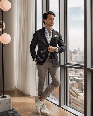 Как носить бежевые брюки чинос с темно-серым пиджаком