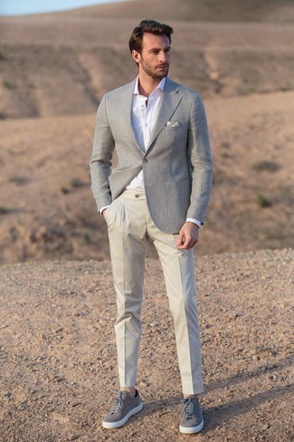 Как носить бежевые брюки чинос с темно-серым пиджаком