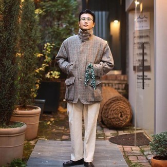 Какие ботинки челси носить с бежевыми брюками чинос