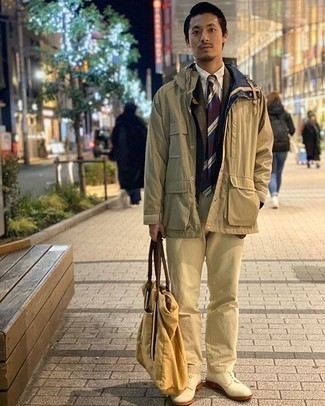 Как носить бежевые брюки чинос с темно-коричневым пиджаком в клетку