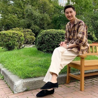 Какие ботинки дезерты носить с бежевыми брюками чинос