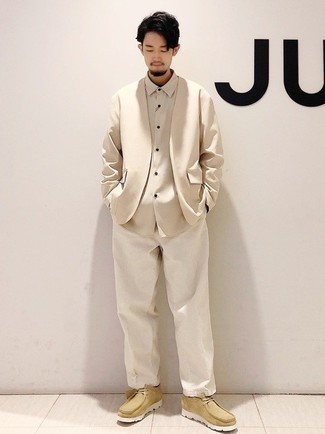 Какие ботинки дезерты носить с бежевыми брюками чинос