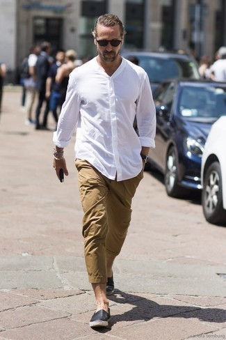 Какие эспадрильи носить с бежевыми брюками чинос