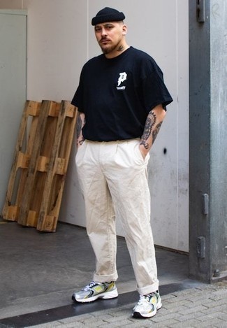 Как носить бежевые брюки чинос с серыми кроссовками