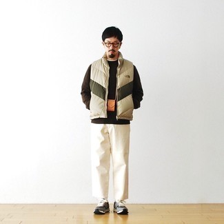 Как носить бежевые брюки чинос с серыми кроссовками