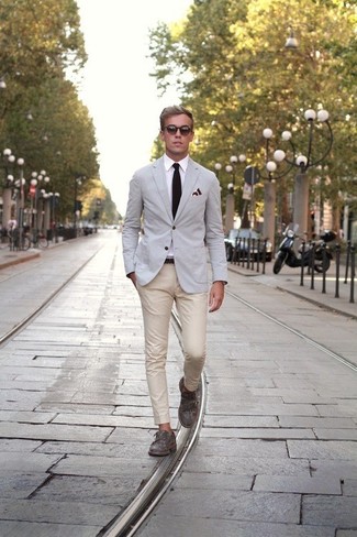 Как носить бежевые брюки чинос с серым пиджаком