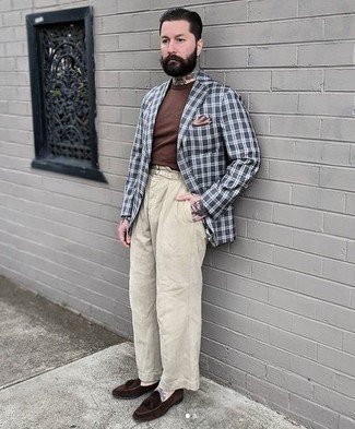 Как носить бежевые брюки чинос с серым пиджаком