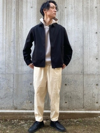 Какой худи носить с бежевыми брюками чинос