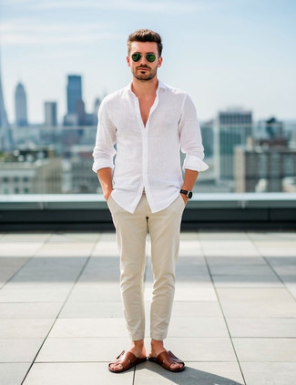 С чем носить бежевые брюки чинос