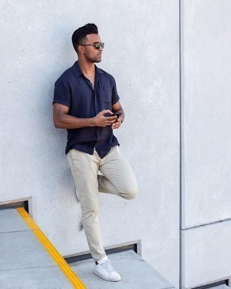 С чем носить бежевые брюки чинос