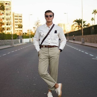 Какие низкие кеды носить с бежевыми брюками чинос