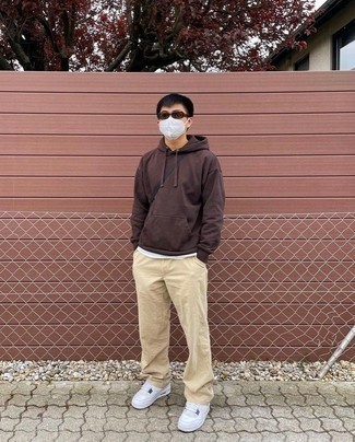 Какие низкие кеды носить с бежевыми брюками чинос