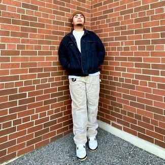 Какие низкие кеды носить с бежевыми брюками чинос