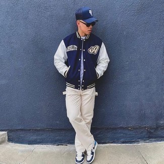 Какие низкие кеды носить с бежевыми брюками чинос