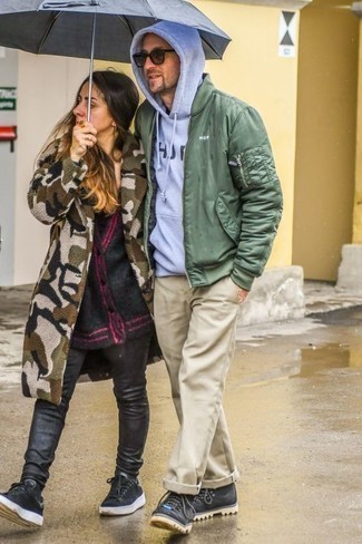 Как носить бежевые брюки чинос с мятным бомбером