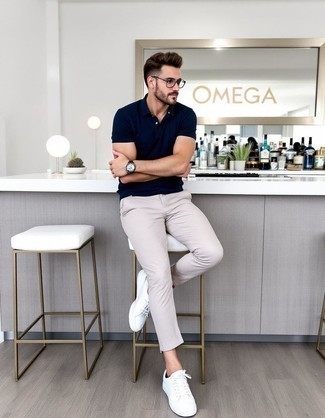 Как носить бежевые брюки чинос с темно-синей футболкой-поло