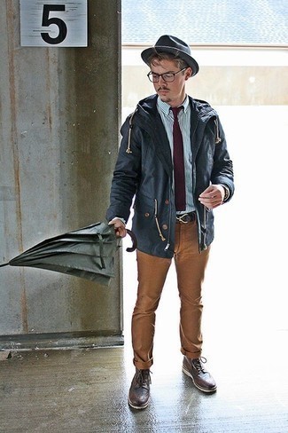 Какие парки носить с бежевыми брюками чинос