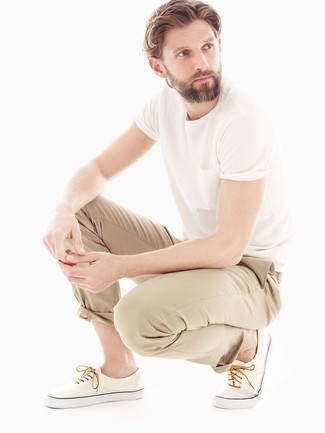 Какие плимсоллы носить с бежевыми брюками чинос