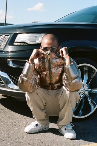 Какие куртки-пуховики носить с бежевыми брюками чинос