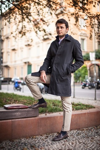 Какие дождевики носить с бежевыми брюками чинос