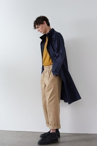 Какие дождевики носить с бежевыми брюками чинос