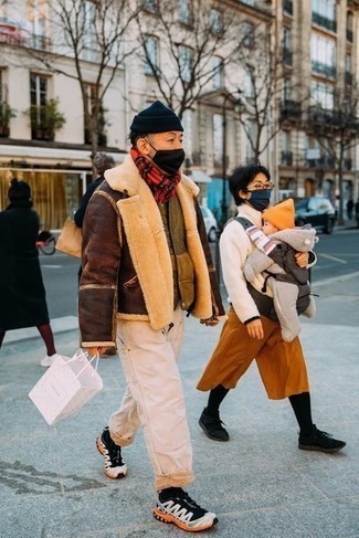 Какие короткие дубленки носить с бежевыми брюками чинос