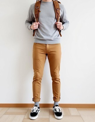 Какие свитшоты носить с бежевыми брюками чинос