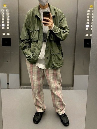 Какие свитшоты носить с бежевыми брюками чинос