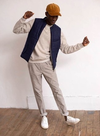 Какие свитшоты носить с бежевыми брюками чинос