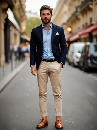 Как носить бежевые брюки чинос с светло-коричневыми кожаными брогами