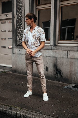 Какие майки носить с бежевыми брюками чинос