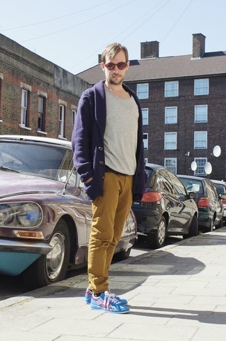 Какие майки носить с бежевыми брюками чинос